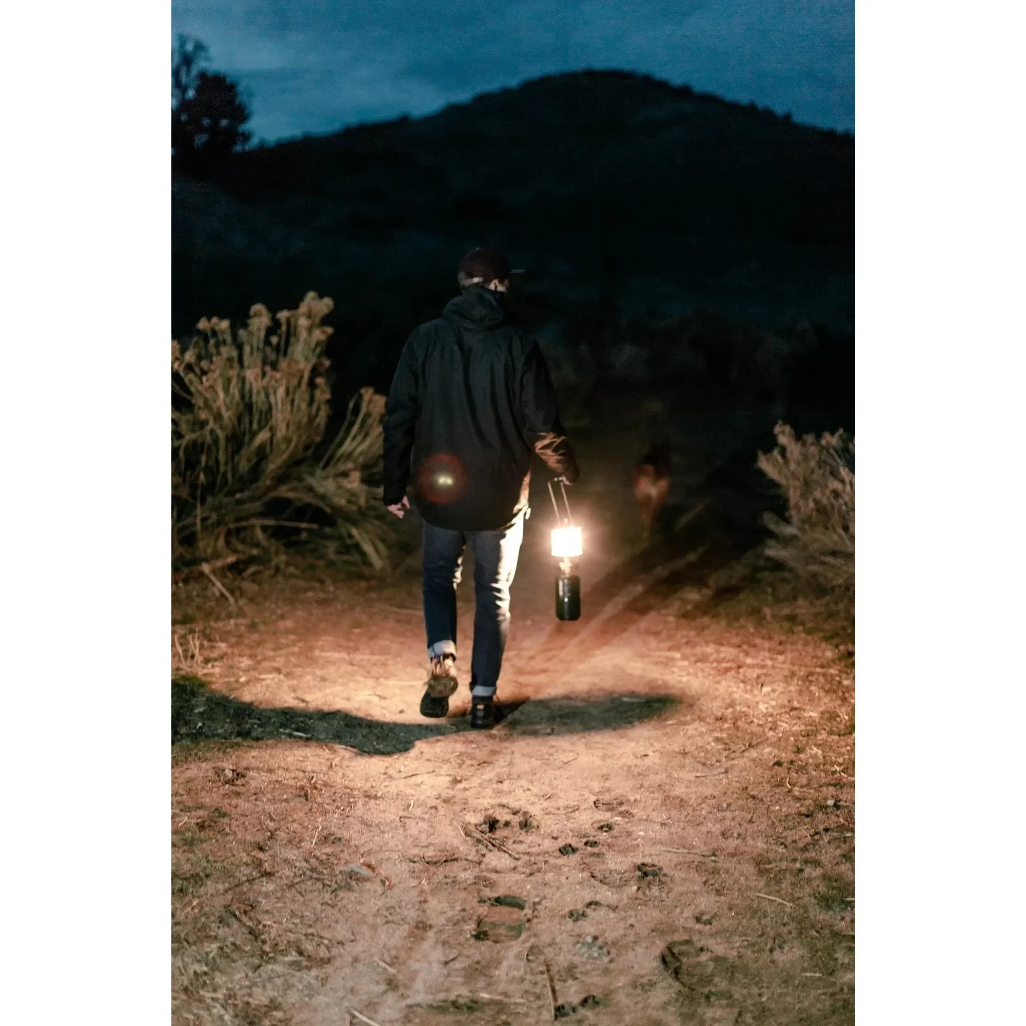 

2 небольшие пропановые лампы черного цвета, устойчивая к атмосферным воздействиям краска.