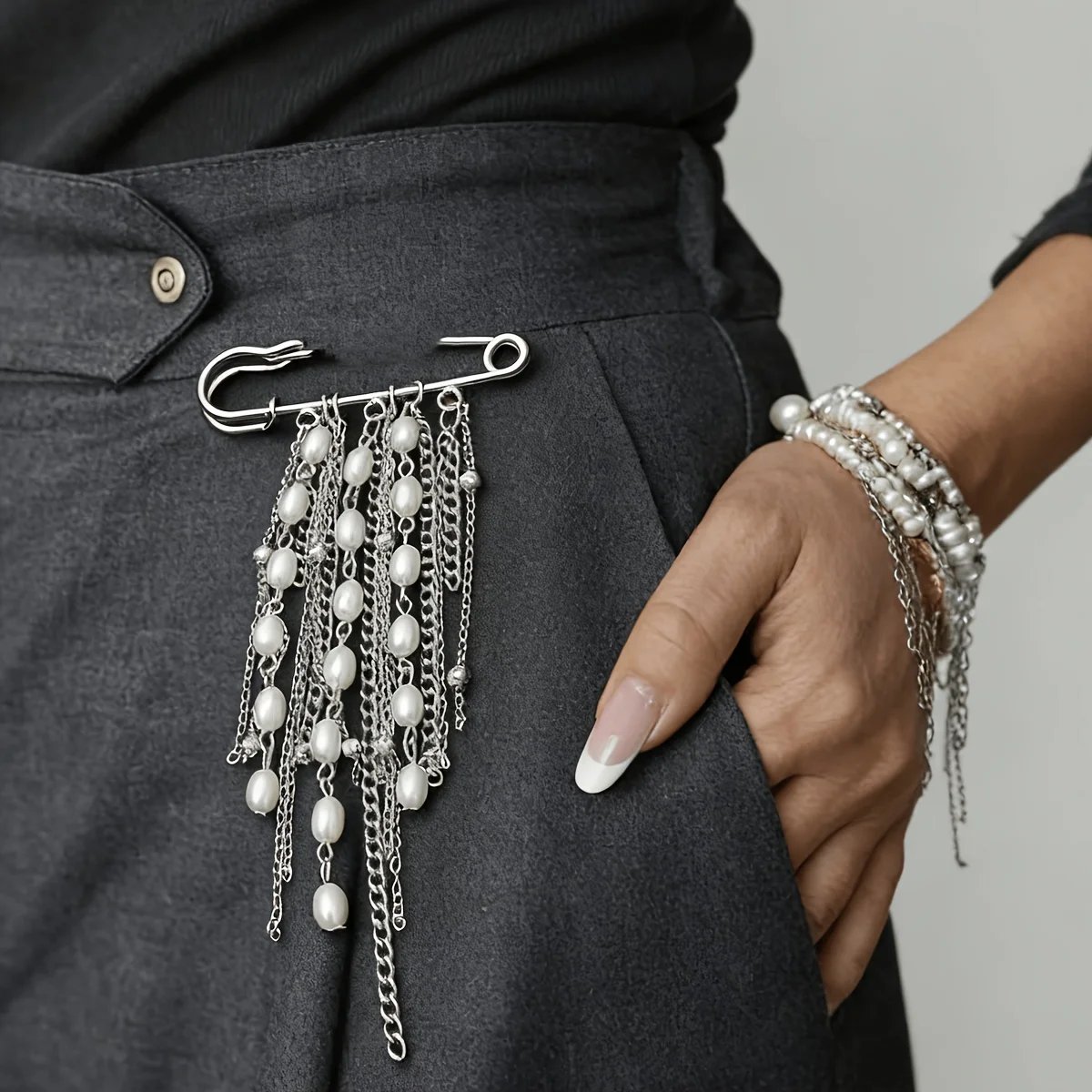 A unique punk-style brooch with chain tassels, stylish and cool, perfect as an everyday gift.