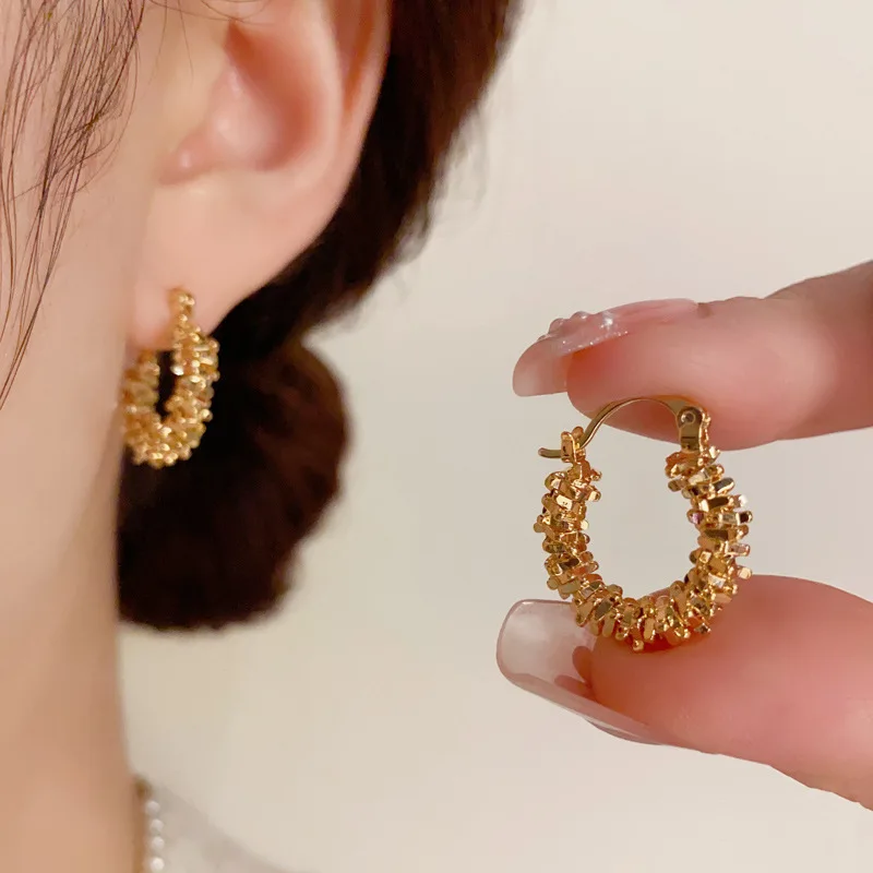LATS Retro Licht Luxus Übertrieben Twisted Metall Creolen für Frauen Mode High-end-Nische Design Schmuck Großhandel