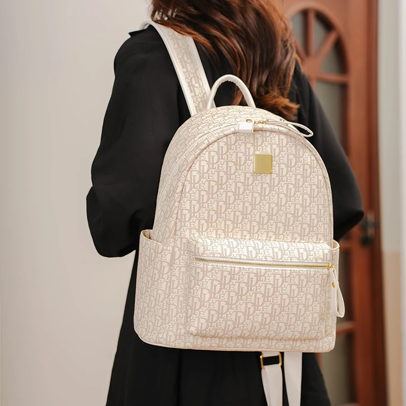 

Classic Elegant Leather Shoulder Bag For Women - With Multiple Pockets Popular Messenger Feature By Designer