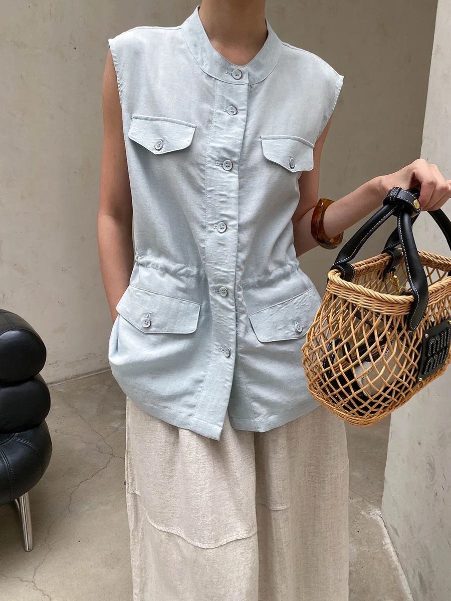 Sommerliche Damen-Weste in unifarbenem Design mit Stehkragen, Kordelzug an der Taille und schlankmachendem, ärmellosem Design. – Detail 5