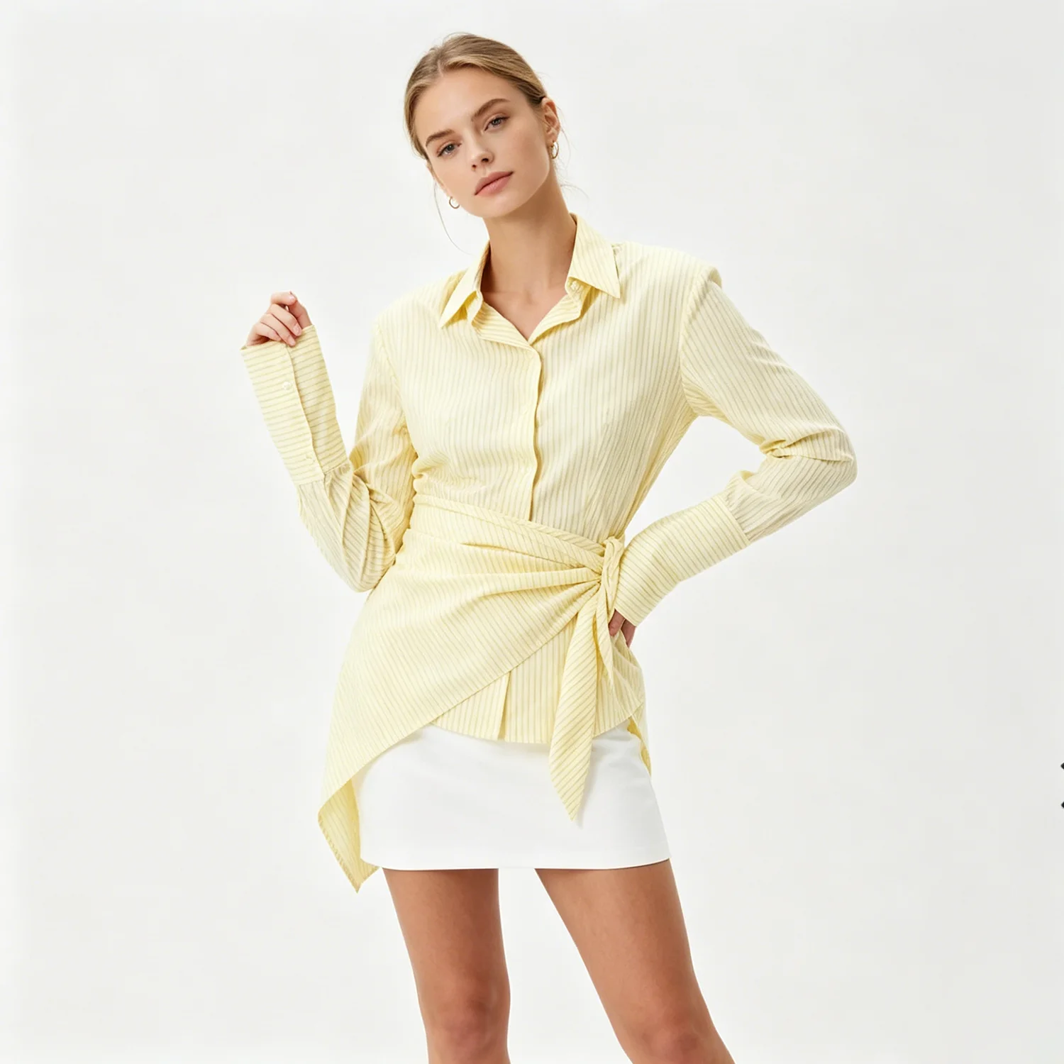 Camisa de manga larga de color amarillo claro con finas rayas horizontales, decoración en la cintura ajustable, para uso laboral y casual.