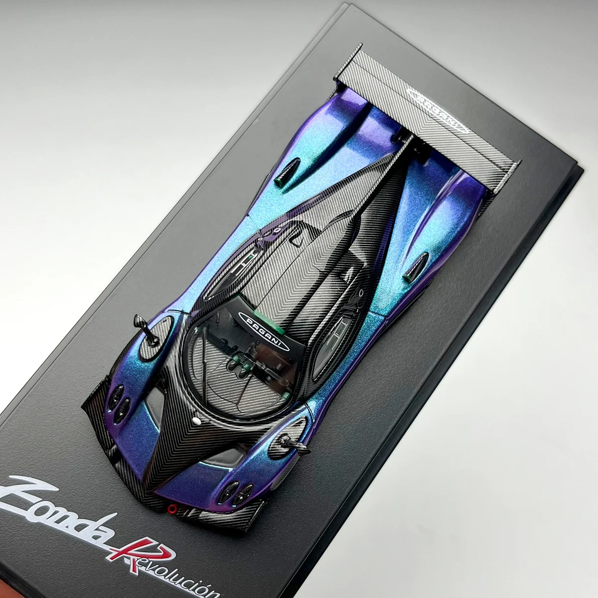 

Модель автомобиля CM 1:64 Zonda Revlucion REV Chameleon из сплава