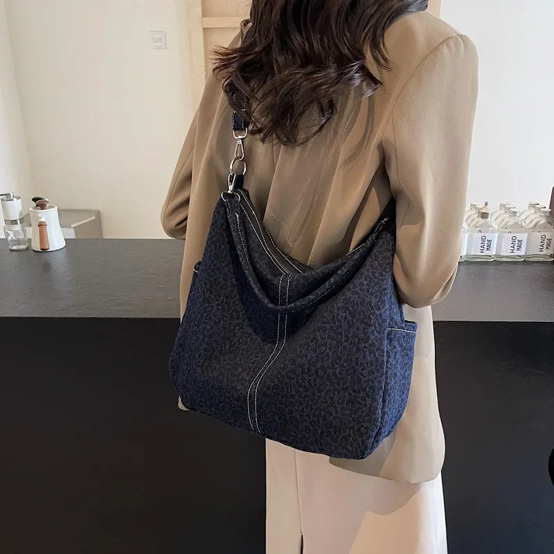

2025 New Arrival Leopard Print Tote Bag Women's Fashionable Large Capacity Casual Shoulder Bag Trendy Crossbody Purse