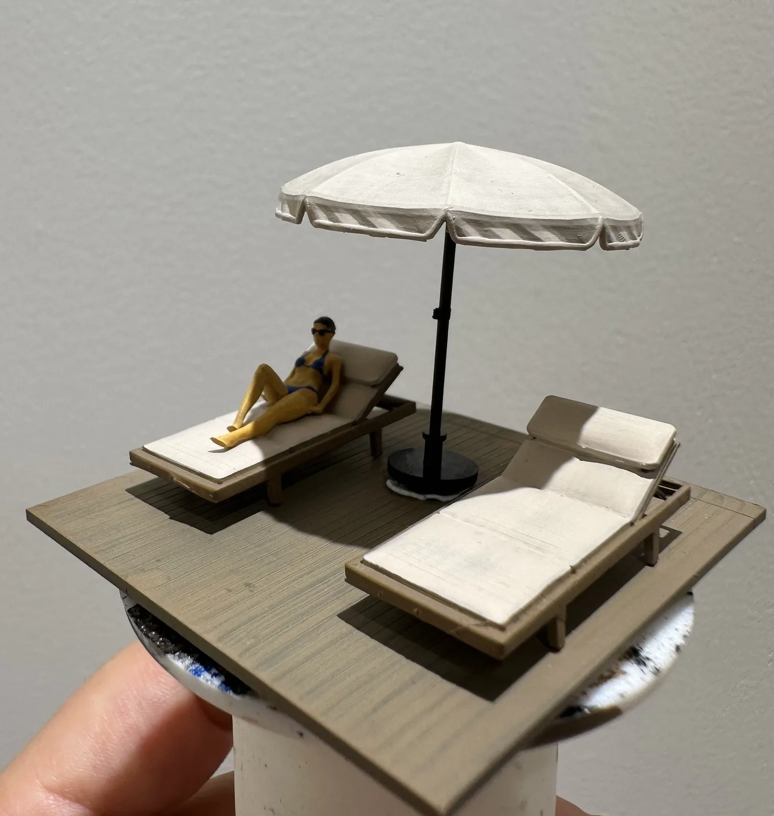 Diorama 1/64 Sun Bathing Micro Scene Model Sand Table Scene Outdoor Ornament Garage Car Repair Tool Model Workshop Accessories