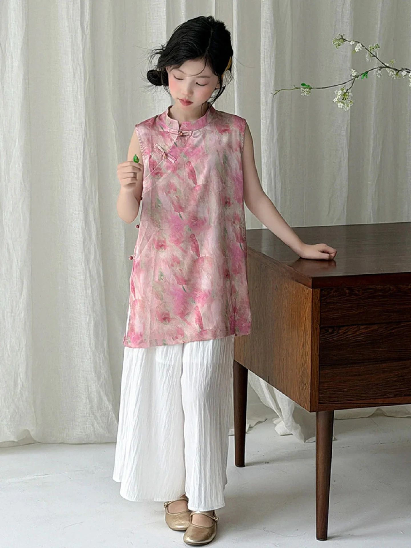nouvel-ensemble-d'ete-pour-filles-style-chinois-haut-sans-manches-boutonne-a-motif-drapeau-et-pantalon-large-–-frais-respirant-et-confortable