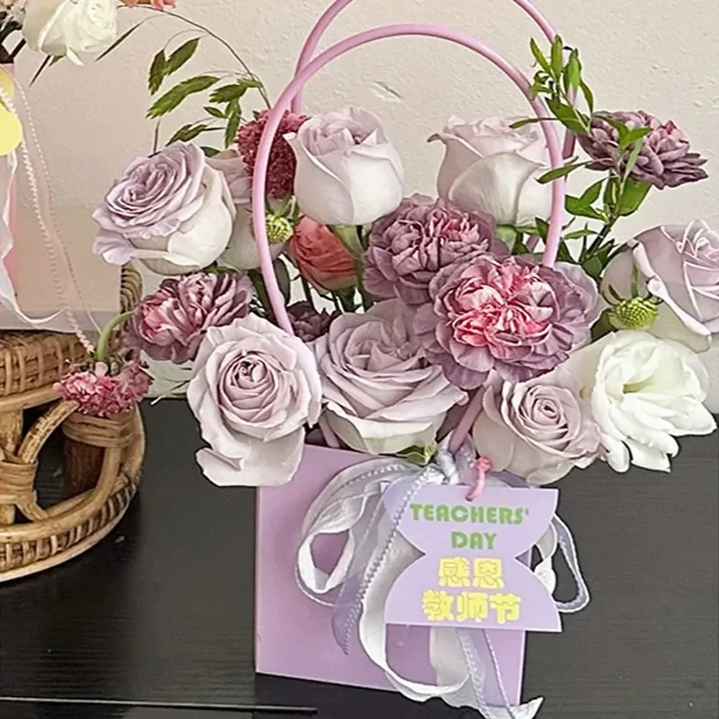 花包装ハンドバッグ、防水クラフト紙、折りたたみ式クラッチバッグパーティーギフト用、フラワーパッキングラップギフトボックス、2デザイン