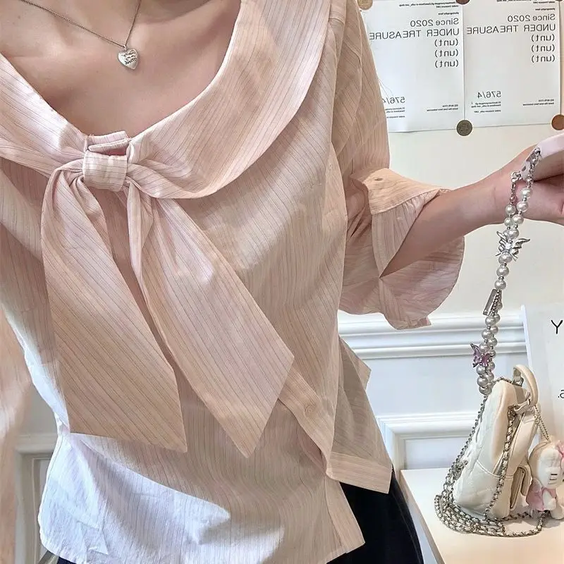 قميص نسائي مخطط بأكمام طويلة بفيونكة حلوة لخريف 2025 بتصميم غير منتظم بلوزة كورية أنيقة ومتعددة الاستخدامات