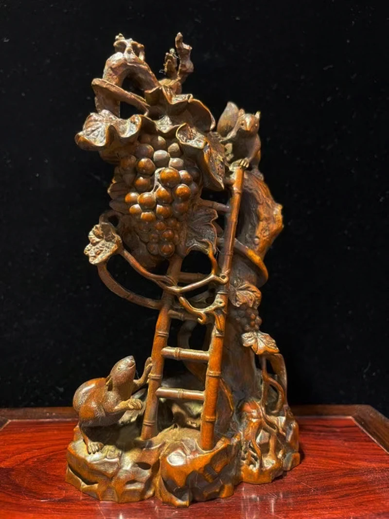 GY052- 18 X 9.5 X 6.2 CM Boxwood Carved Figurine Statue : Squirrels on Tree