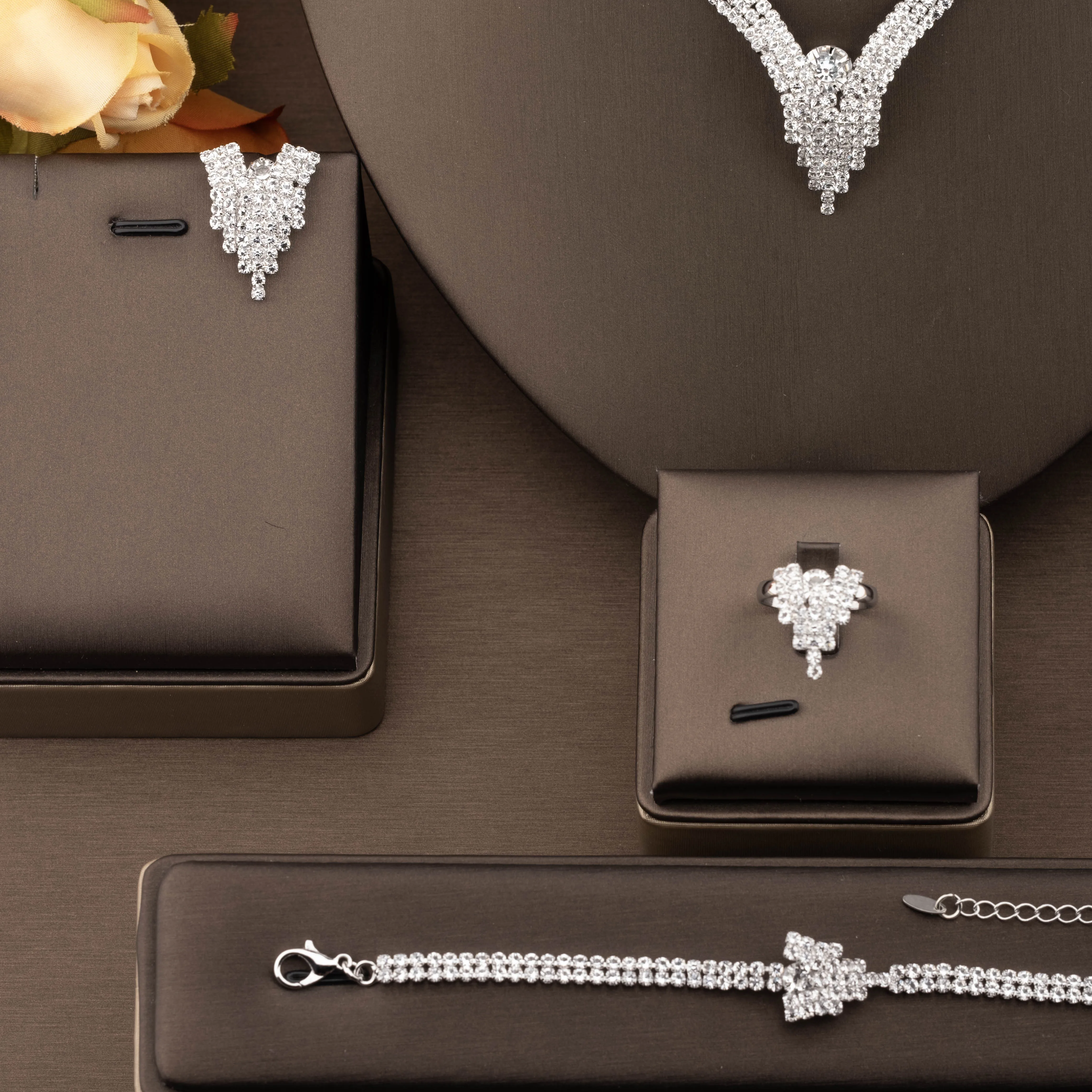 1 Set of Luxurious and Elegant Jewelry Set with Sparkling Cubic Zirconia and V-Neck Design, Suitable for Women to Wear at Weddings and Banquets. Gift Box Not Included