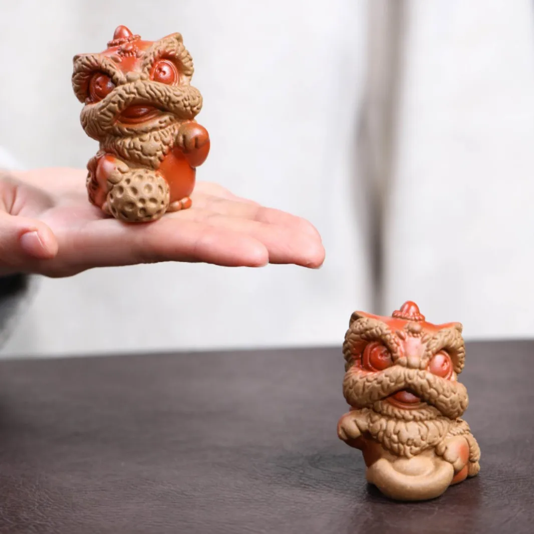 Yixing Zisha Ornamnt: Trndy Handmad Littl Lion Figurin, A Collctibl Ta Accssory That Can B Card For And Brings