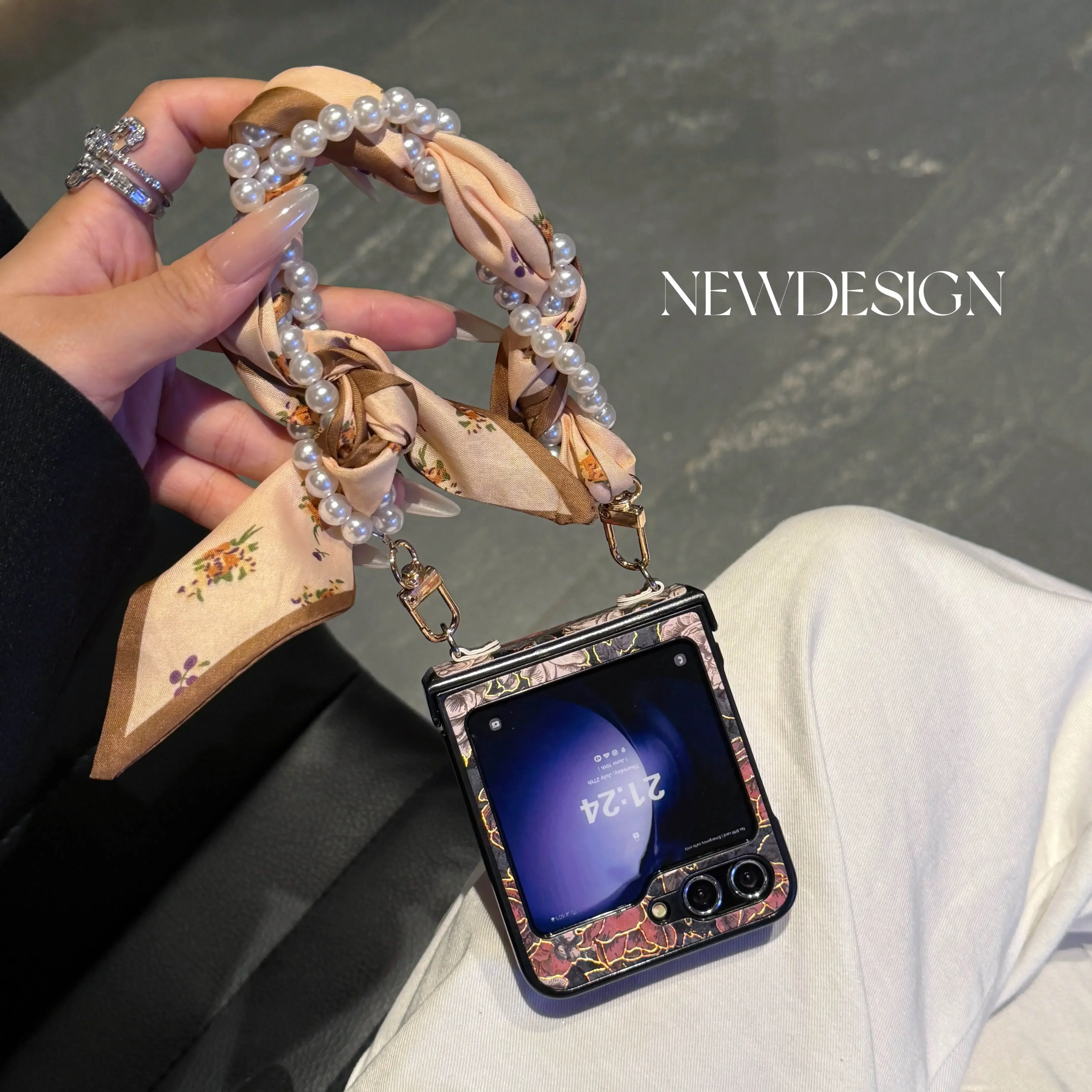 

Bronzing PU Leather Cover & Pearl Scarf Wrist Chain Strap Bracelet for Samsung Galaxy Z Flip 6 5 4 3 Phone Case