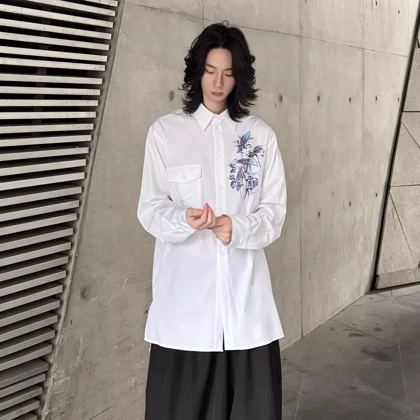 

FANDISHI Men's Loose Casual White Shirt Floral Print Design Comfortable Breathable Men's Fashion