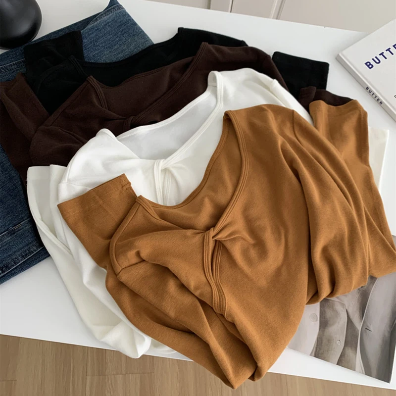 المتخصصة المنحدرة الكتفين الملتوية طويلة الأكمام تي شيرت للنساء الخريف بلون لينة تنوعا أسفل القمصان الإناث تيز