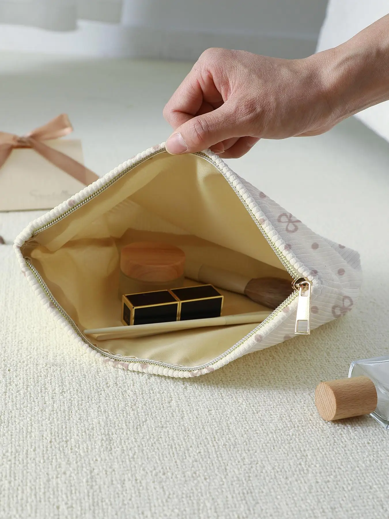 1 szt. Sztruksowa kosmetyczka z zamkiem błyskawicznym w różową kokardkę, lekka i wielofunkcyjna torba do przechowywania kosmetyków