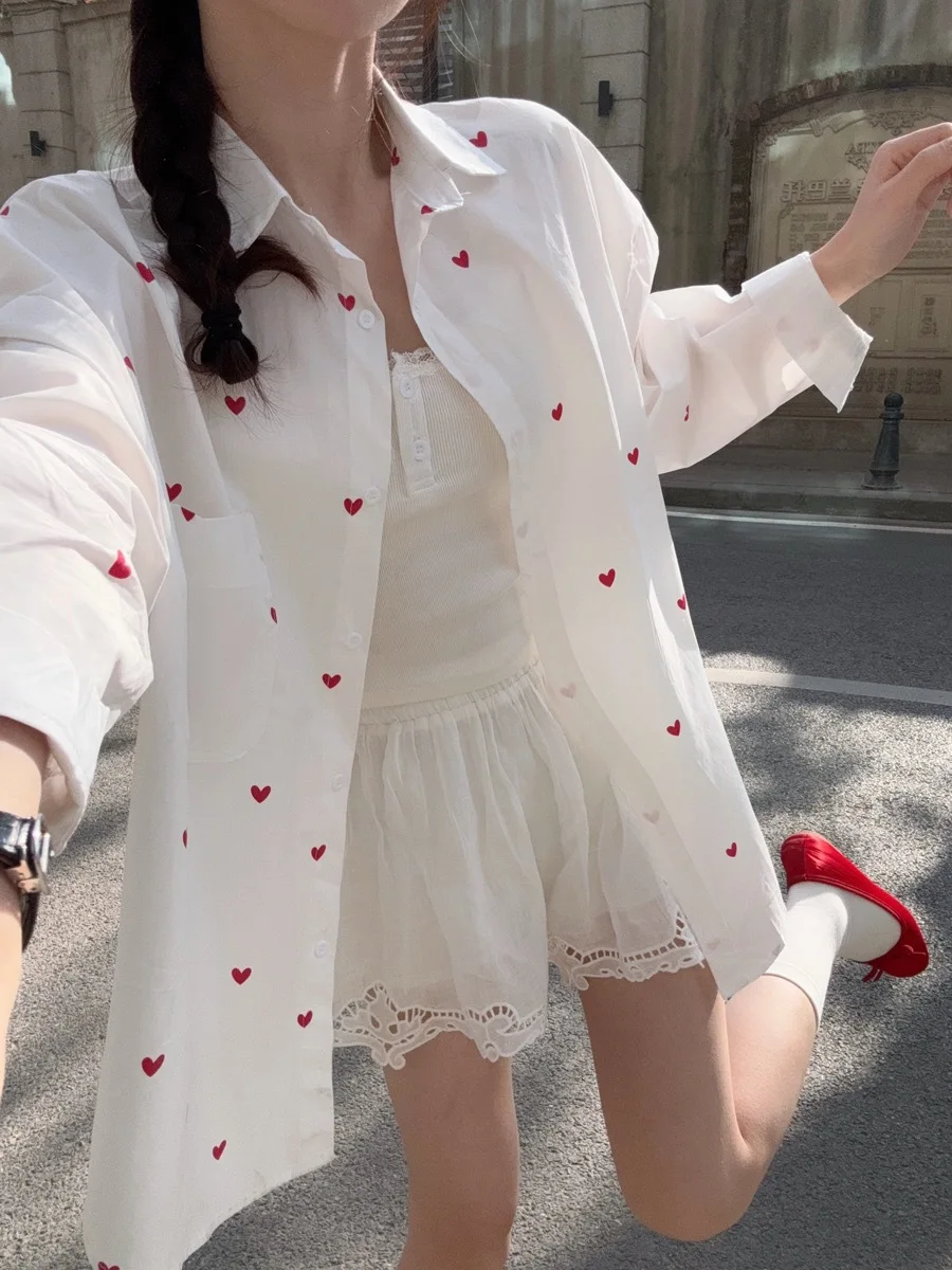 Camisa Blanca con Botones para Mujer, con Estampado de Corazón Rojo, Corte Holgado, Manga Larga, Ligera, Informal, para Combinar en Capas y Uso Diario