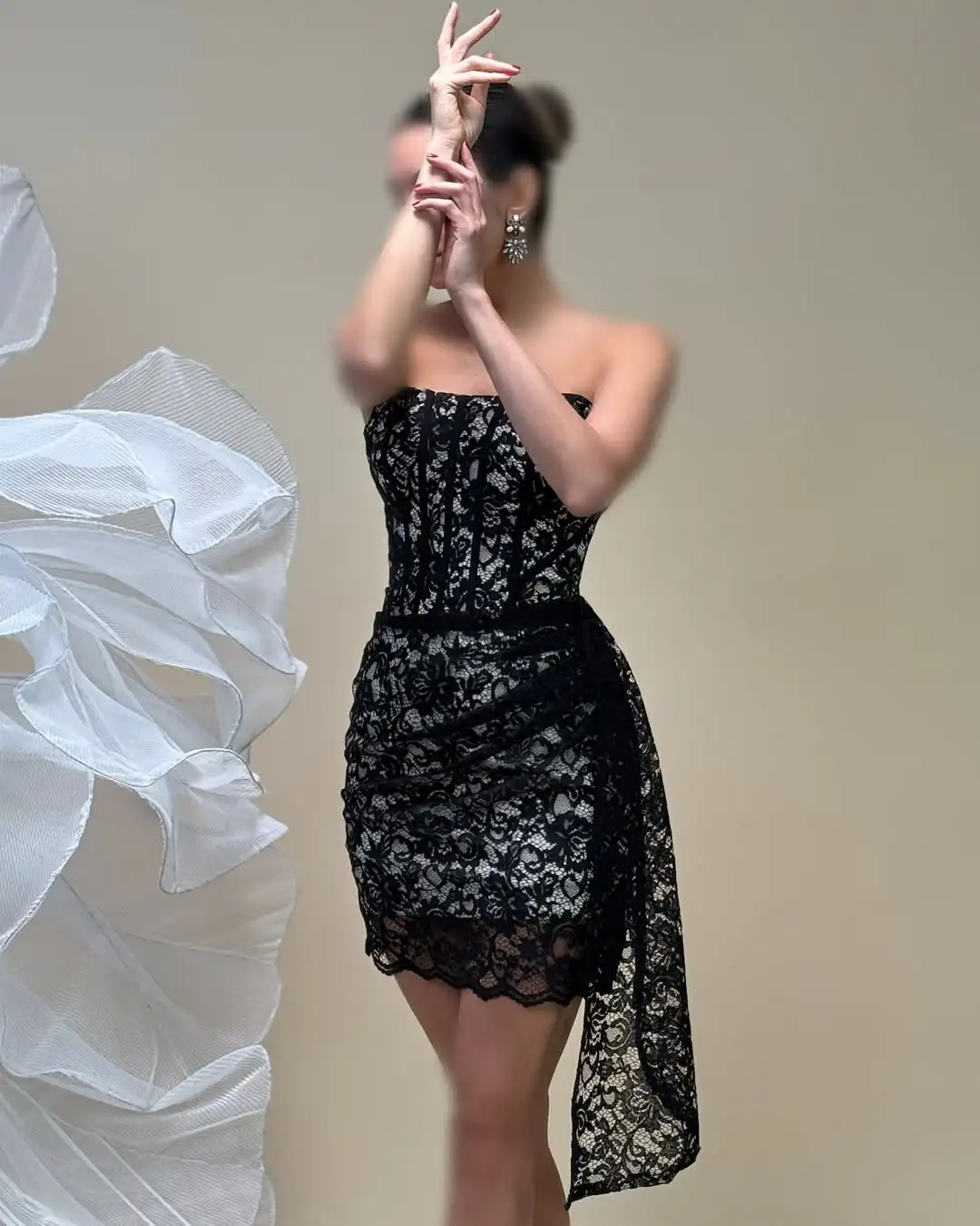 ชุดเดรสค็อกเทลมินิทรงเข้ารูป ดีไซน์ใหม่ แต่งลายปักแบบคอร์เซ็ท สายไขว้หลัง ดีไซน์หวานซ่อนเปรี้ยว เหมาะสำหรับงานพรอมหรืองานเลี้ยงอย่างเป็นทางการ