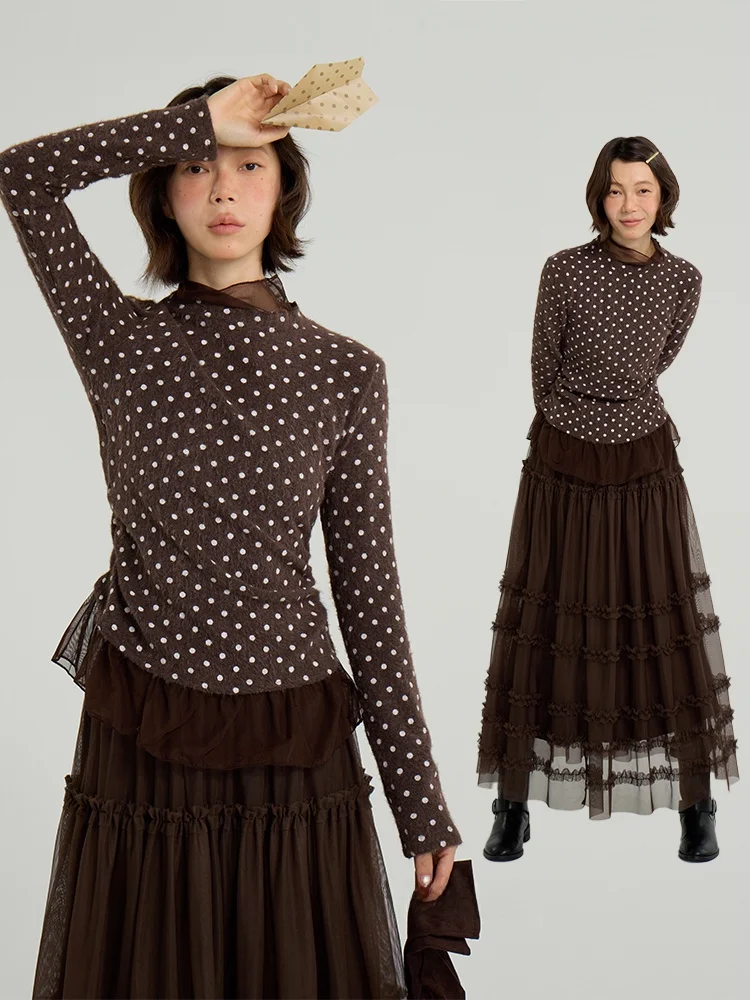 

Модная футболка в горошек с кружевными вставками, осенне-зимняя новинка, французский стиль, приталенный крой, топ с кружевными деталями.