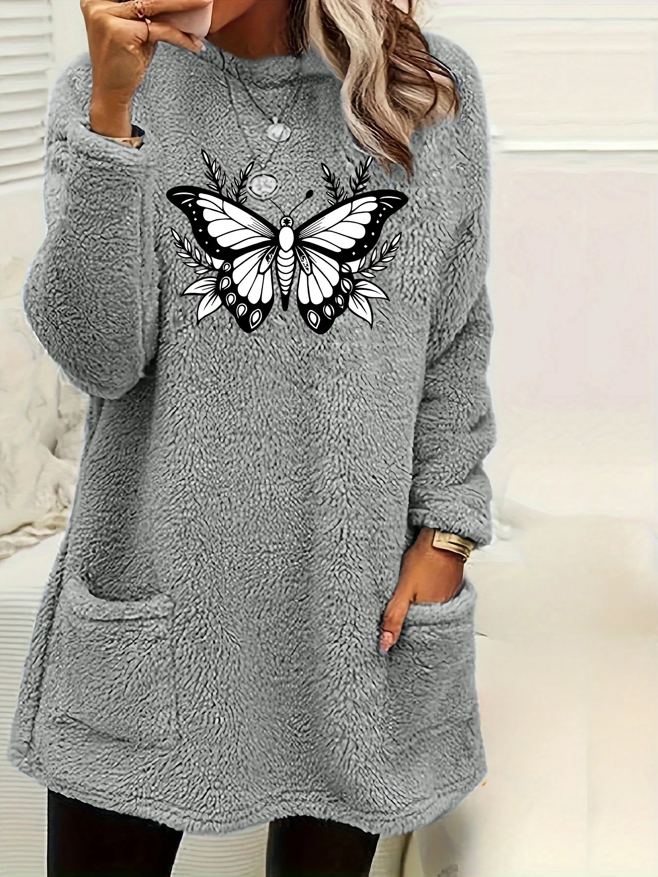 

Plus Size Women Fleece Sweatshirt Butterfly Flower Pattern Print Crew Neck Soft Warm Sweater Casual Winter Long Sleeve Pullovers