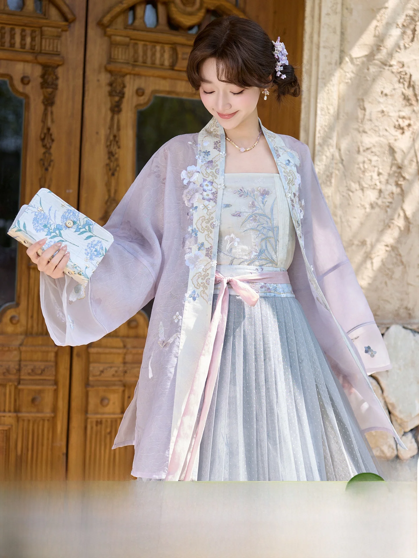 

Комплект женской одежды: шелковая юбка-халтер с вышивкой в стиле династии Сун, с пуговицами, в стиле «Тринадцать излишних семян лотоса» и «Утренний горный нефрит»