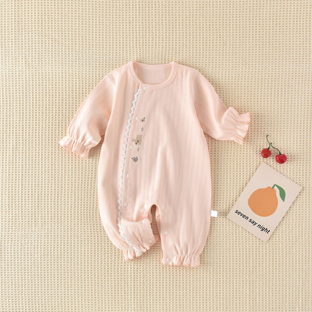 2026 Herbst Neugeborenen-Baby-Strampler mit Hasenmuster und Rüschenärmeln für 0-24 Monate alte Mädchen, Weicher Baumwoll-Einteiler für Säuglinge – Detail 2