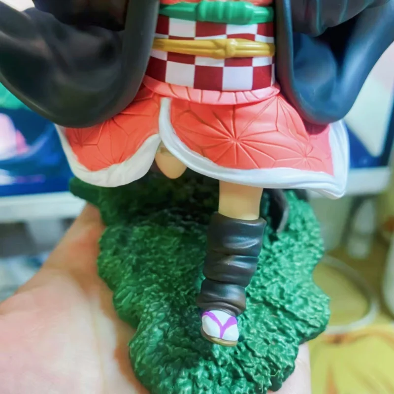 Spies Play House Versione Q Ania Cos Run Nezuko Cute Beautiful Girl Car In Chassis Animazione Figura Ornamenti per il desktop Compleanno