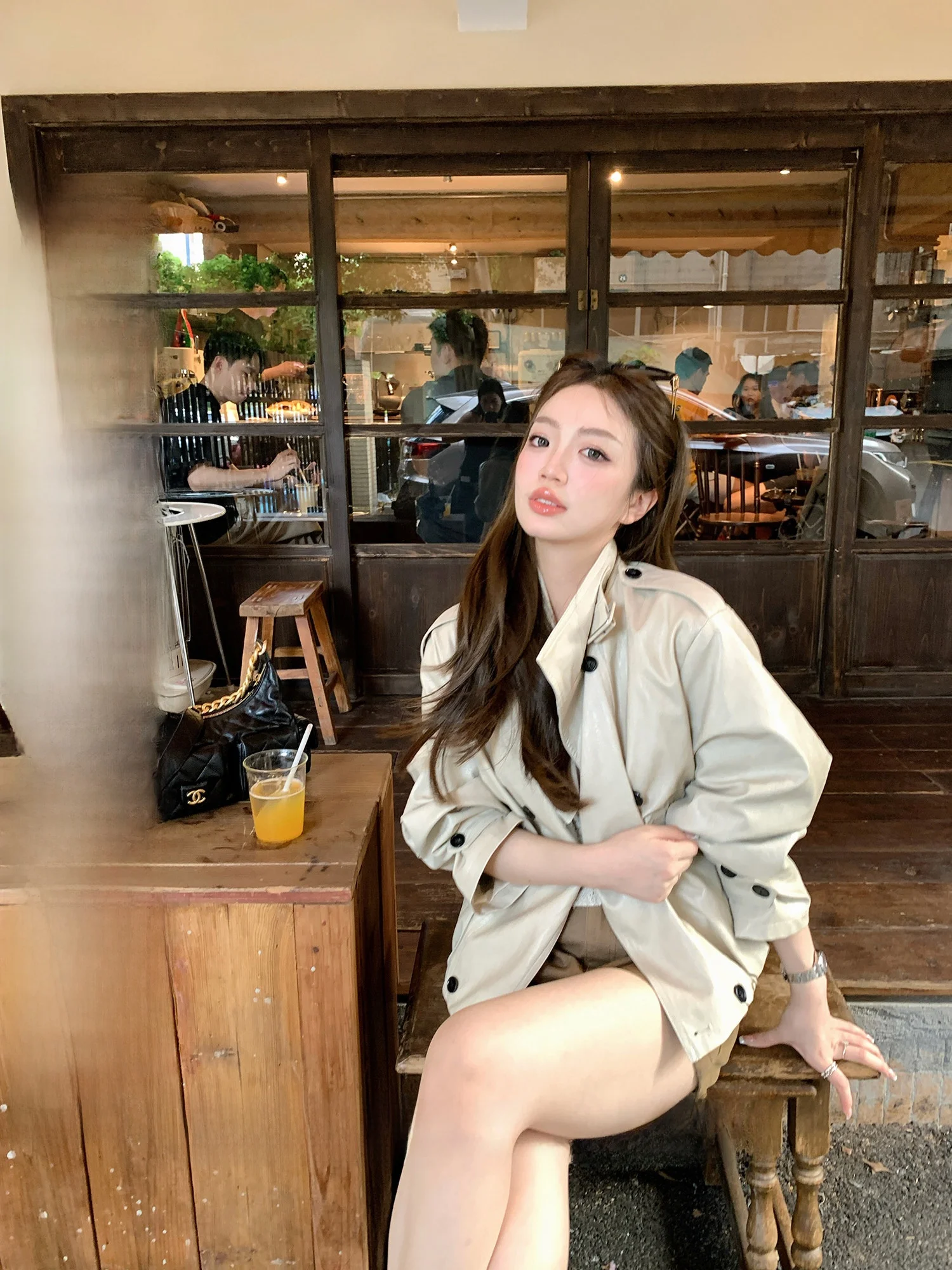 Chaqueta de cuero PU con cuello alto para mujer, estilo adelgazante, nueva colección de otoño, abrigo de manga larga de doble botonadura con sensación de alta gama.