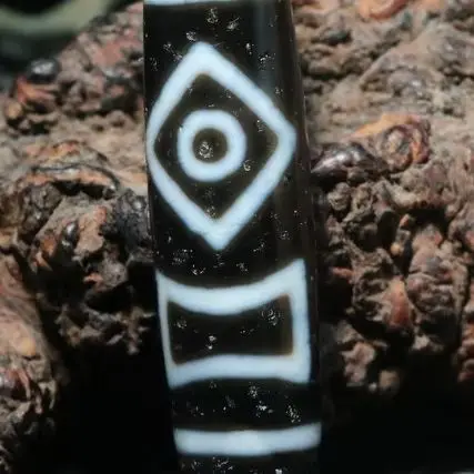 

CONGXINZAICHUFA # # 1005009979567043 Кунанмиана Цичангбутоу Тибетский старый агат Гармоничный двойной небесный земли Длинная бусина дзи