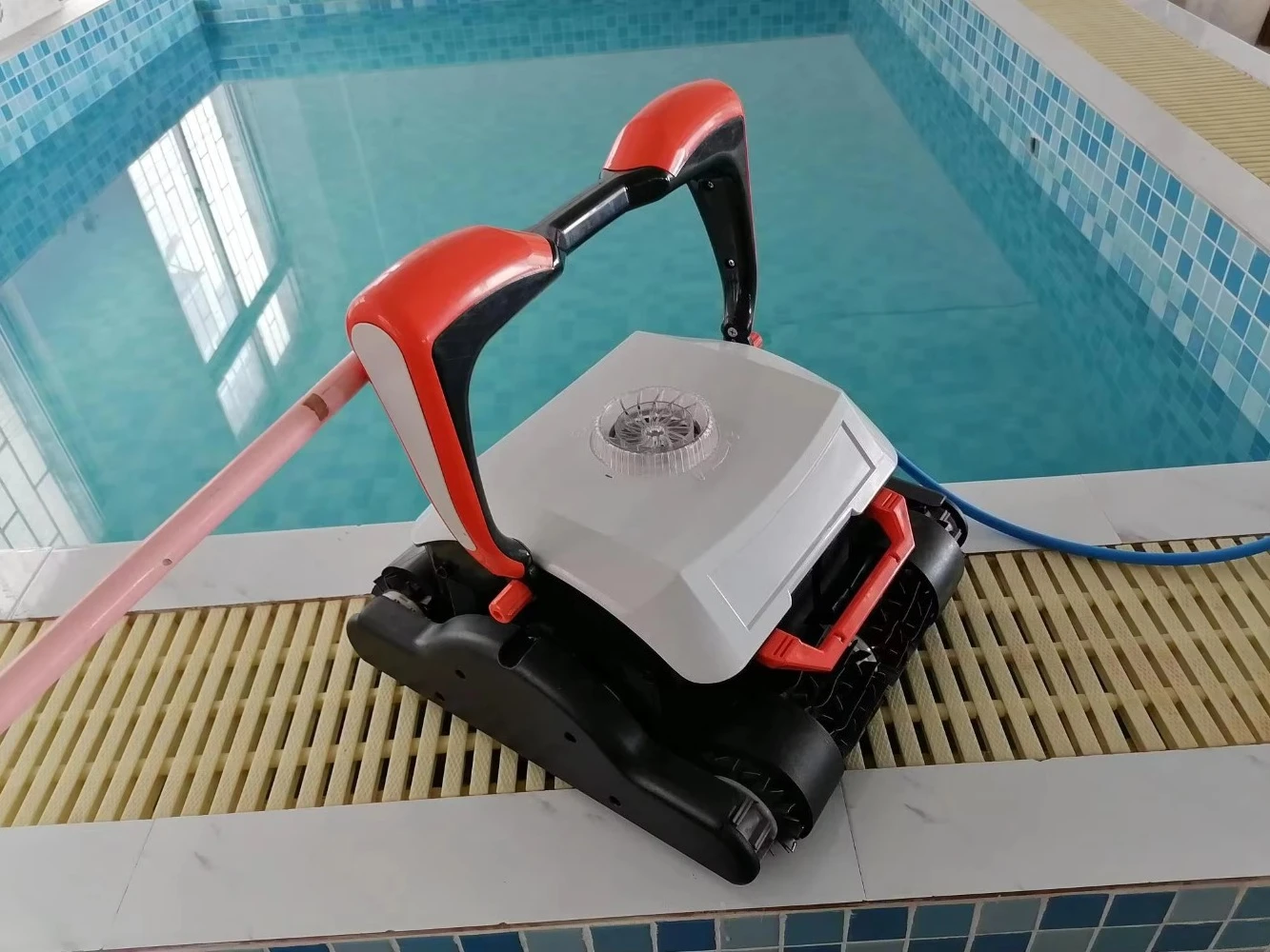 Robotic Automatic Robot Swimming Pool Cleaner Cordless App with 30m Cable for Water Centers