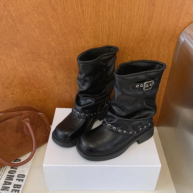 Herbstneuheit: Damen-Stiefeletten im Rock-Stil, kniehoch, mit Nieten und Gürtelschnalle, modische Stiefeletten, kurze Stiefeletten im Patchwork-Stil. – Detail 6