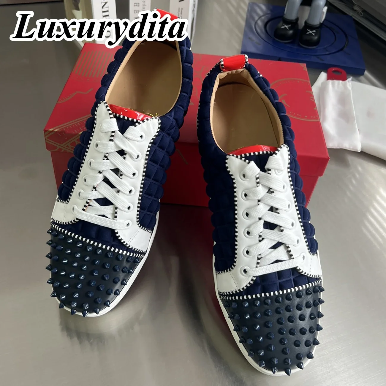 

Top Quality Womens Trendy Casual Sneakers Luxury Mens Real Leather Tennis Shoes Designr Red Sole Tide Lovers Rivet Shoes HJ1491