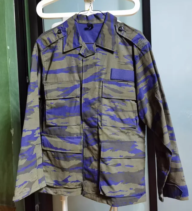 Die blaue Tarnuniform der griechischen Luftwaffe bestehen Jacke und Hose