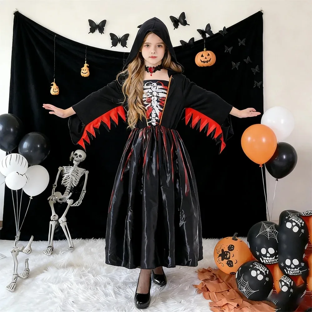 Vestido largo gótico de vampiro, disfraz con túnica interior floral roja, mangas acampanadas, capucha con estampado de esqueleto y dobladillo con patrón de llamas, cuello alto clásico, anillo decorativo a juego para el cuello, ideal para Halloween, eventos en casas embrujadas, cosplay temático de terror.
