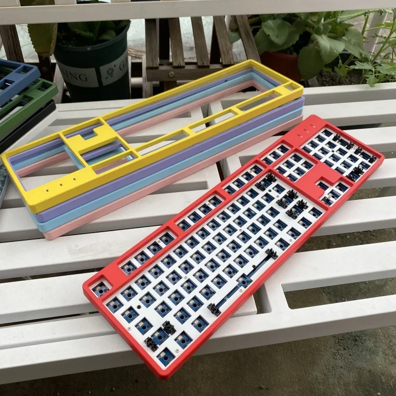 

Комплект механической клавиатуры на заказ, 87/104 клавиши, основание осей RGB, горячая замена, одномодовый проводной разделитель проводов TYPEC, магнитная верхняя крышка