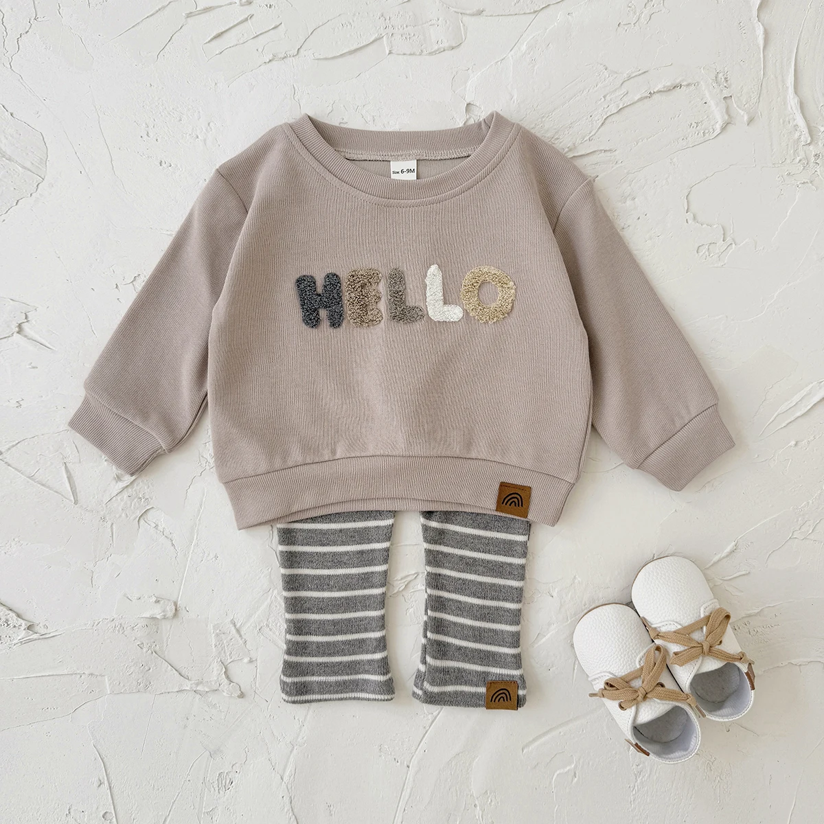 

2 шт./компл., весенне-осенний детский модный полотенце с надписью «HELLO», топ с длинными рукавами и вышивкой + полосатые штаны, одежда для новорожденных, предметы