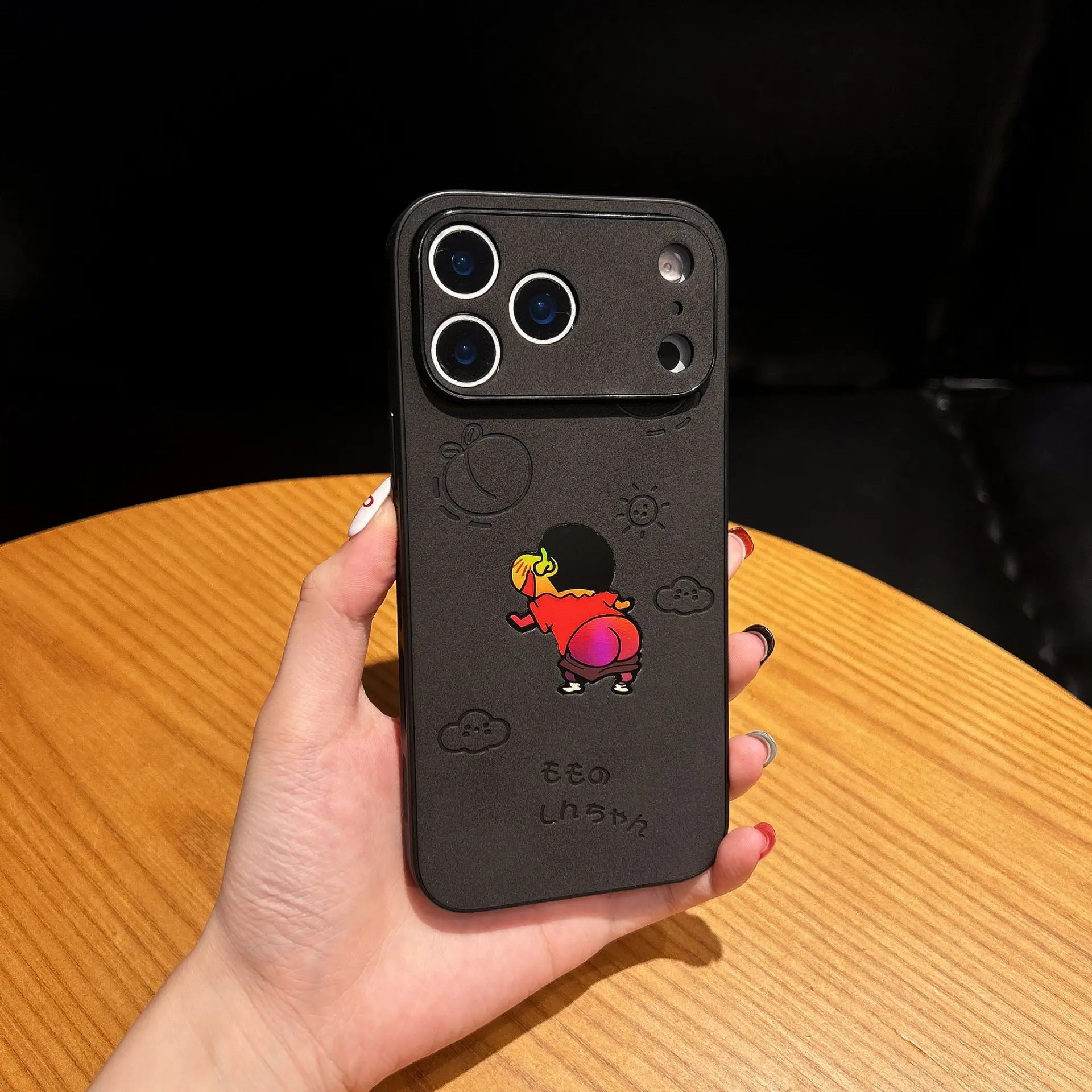 Funda de teléfono con láser y textura de cuero con relieve a tope Shinchan de crayón de dibujos animados para iPhone 17 Air 16 15 14 13 12 Pro Max, funda a prueba de golpes