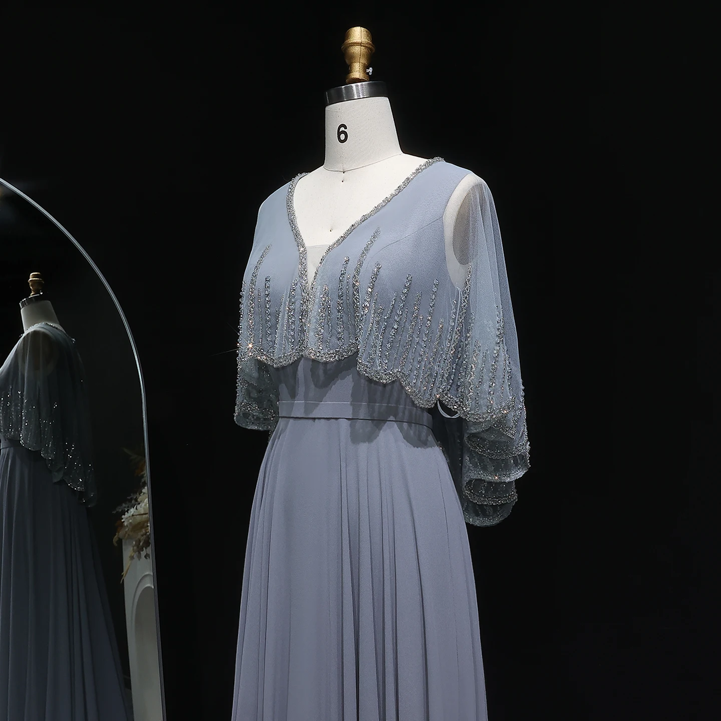 シャロンはエレガントなグレーのプリーツイブニングドレスとクリスタルケープスリーブショート女性のウェディングパーティードレスSF327カスタマイズされました