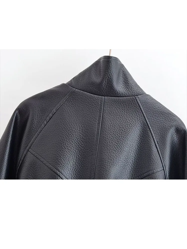 Damska kurtka z imitacji skóry, zapinana na zamek, z regulowanym pasem, casualowa, elegancka, ze stójką, kieszeniami i długimi rękawami.