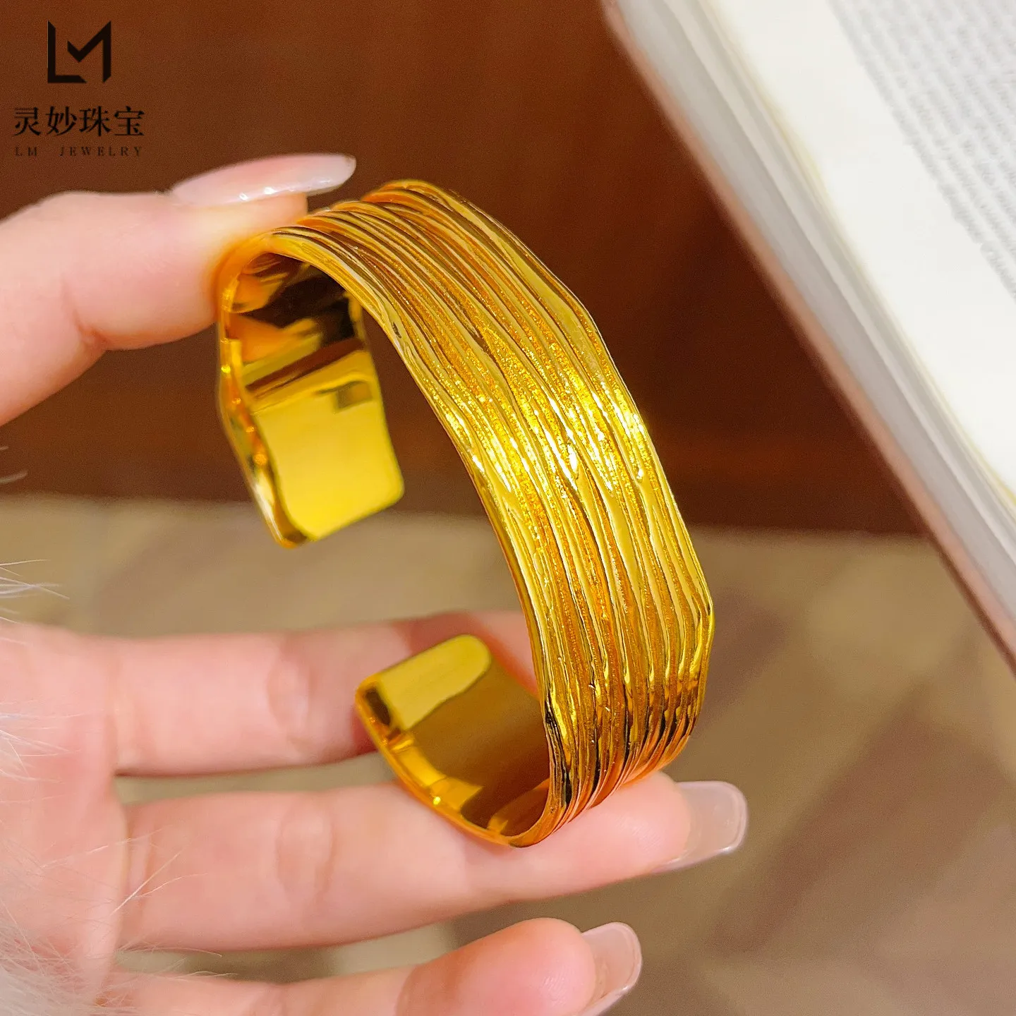 

Изысканный женский браслет из 24-каратного золота (AU999) — полностью позолоченный, с плиссированным и полосатым дизайном, коллекционный сундучок с сокровищами