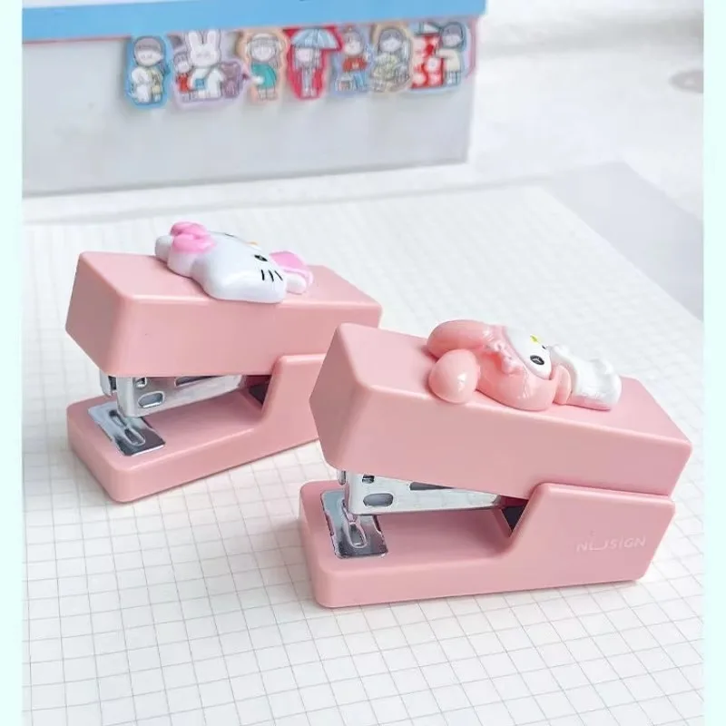 Lief En Schattig Girly Hart Sanrio Hellokitty Cinnamoroll Kuromi Student Nieuwe Cartoon Mini Prachtige Draagbare Nietmachine Briefpapier