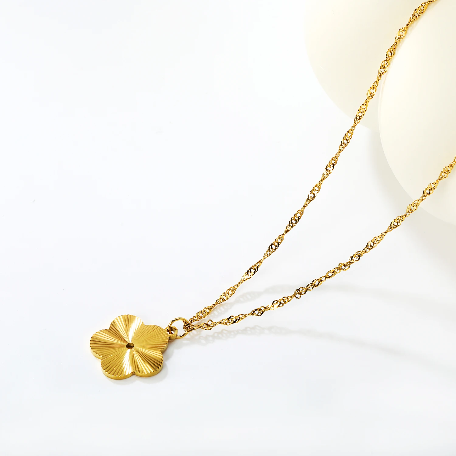 Modische Süße Blumen-Herz-Anhänger-Halskette aus Edelstahl, Vergoldet, Einfacher Schmuck für Mädchen, Wasserfestes Accessoire-Geschenk