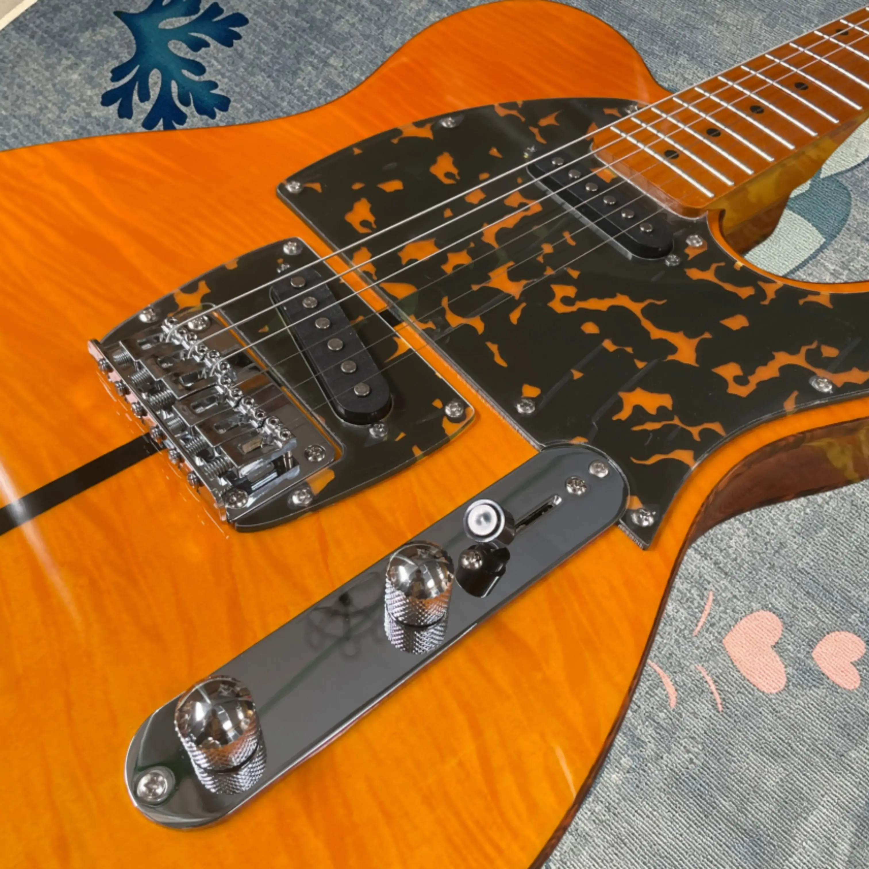 Warm Orange Vintage Gloss Electric Guitar, Patterned Protective Panel, Ideal for Rock Guitars, Jazz and Pop Performance Guitarra