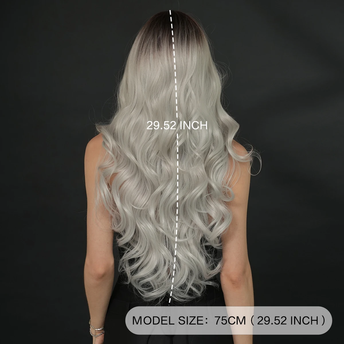 شعر مستعار طويل مموج باللون الفضي مع جذور داكنة، شعر مستعار صناعي عالي الكثافة من الجزء الأوسط مموج باللون الرمادي للنساء للاستخدام اليومي 29.52 بوصة #4