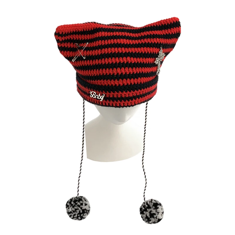 Y2K Punk Gothic ucho kota Beanie paski dzianina szydełkowa kapelusz kobiety projektant krzyż Pin zima boże narodzenie frędzlami Pom Pom Earflap