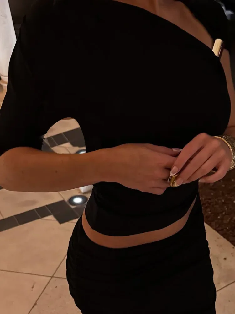 Sexy bodycon pulôver oblíquo ombro colheita topos 2025 verão plissado manga única magro ajuste camiseta feminina topos casual