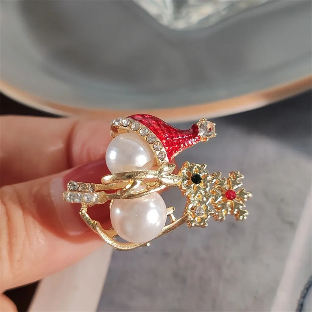 السنة الجديدة دبوس الأحمر عيد الميلاد ثلج بروش جميل المينا دبابيس ندفة الثلج عيد الميلاد بروش حجر الراين اللؤلؤ سترة وشاح شارة طفل هدية