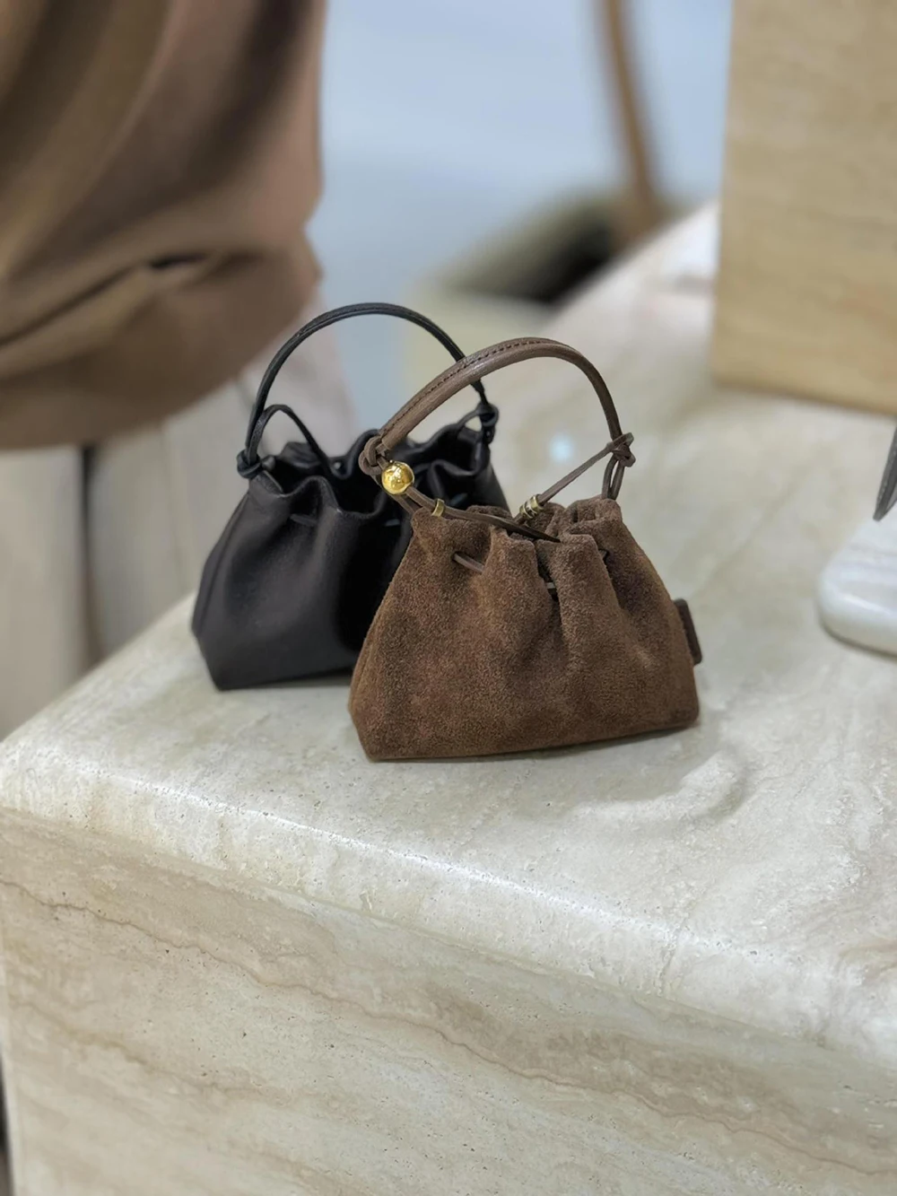 حقيبة كروس صغيرة صينية ريترو مع رباط ناعم من مادة البولي يوريثان/الجلد السويدي حقيبة سماعة أذن بتصميم مفتوح من الأعلى إكسسوارات عصرية غير رسمية