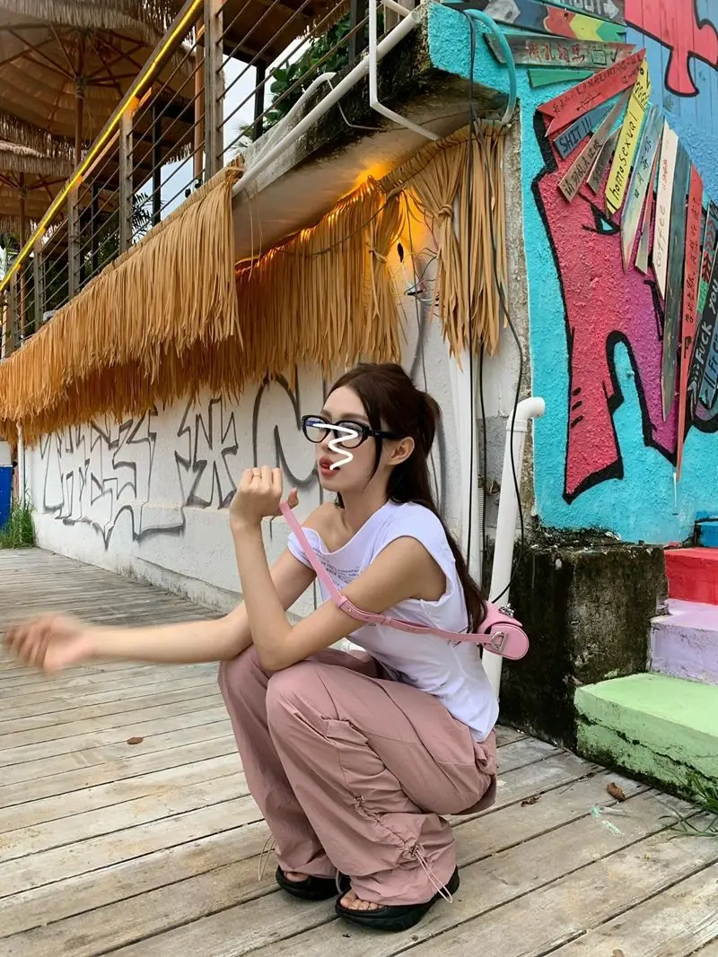 T-shirt asymétrique à manches courtes et col incliné pour femme en été, haut Slim et Slim et à épaules dénudées