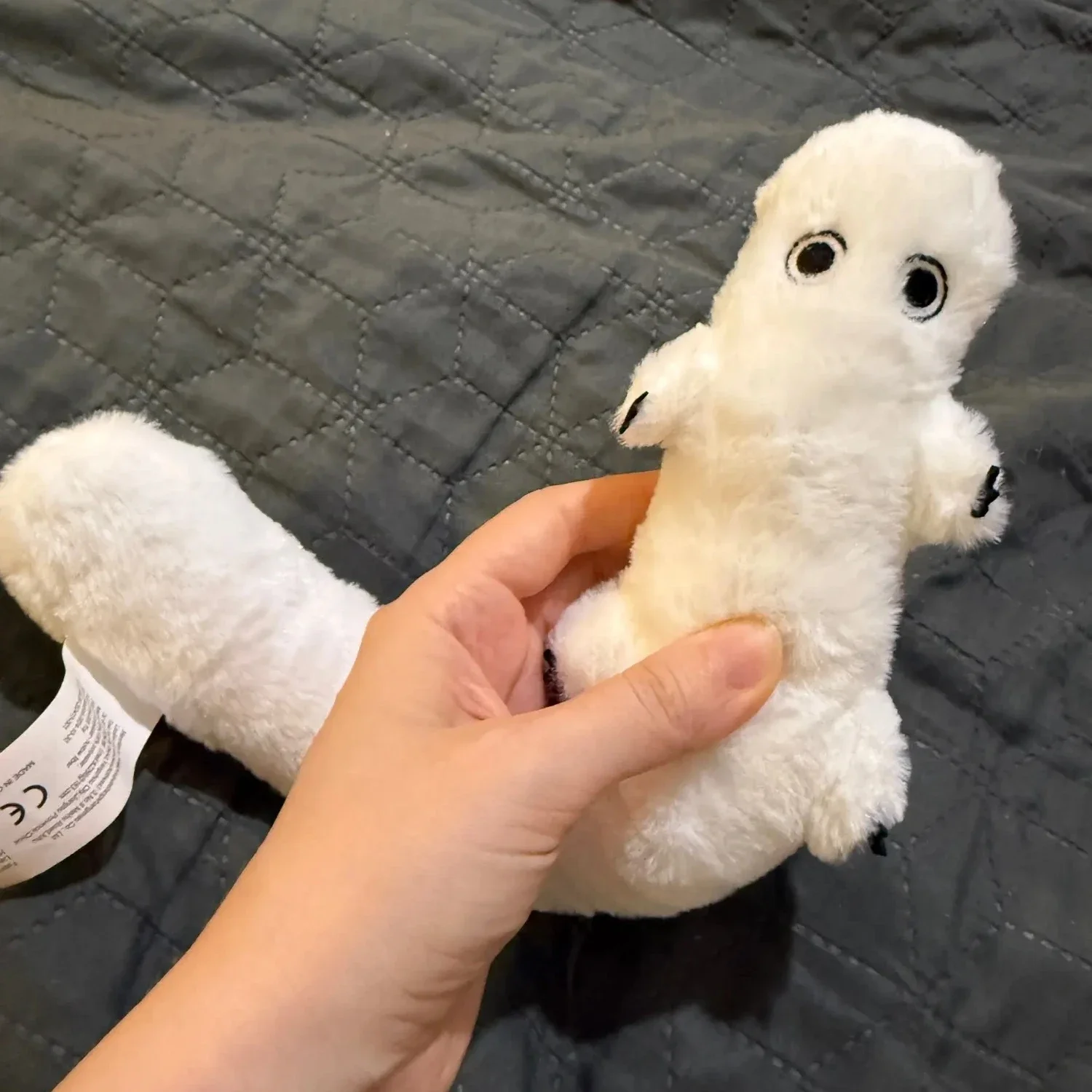 Weicher Flauschiger Hexenhut Atelier Pinselwurm Plüschtier Weiß Biegbares Stofftier für Manga-Fans Heimdekoration Geschenk Sammlung