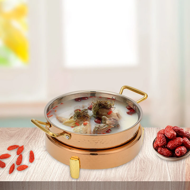 La marmite peu profonde est épaisse